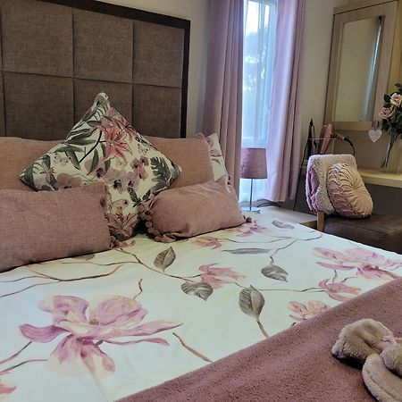 Beautiful 2 Bedroom Caravan, Holiday Park Tenby Saint Florence Kültér fotó