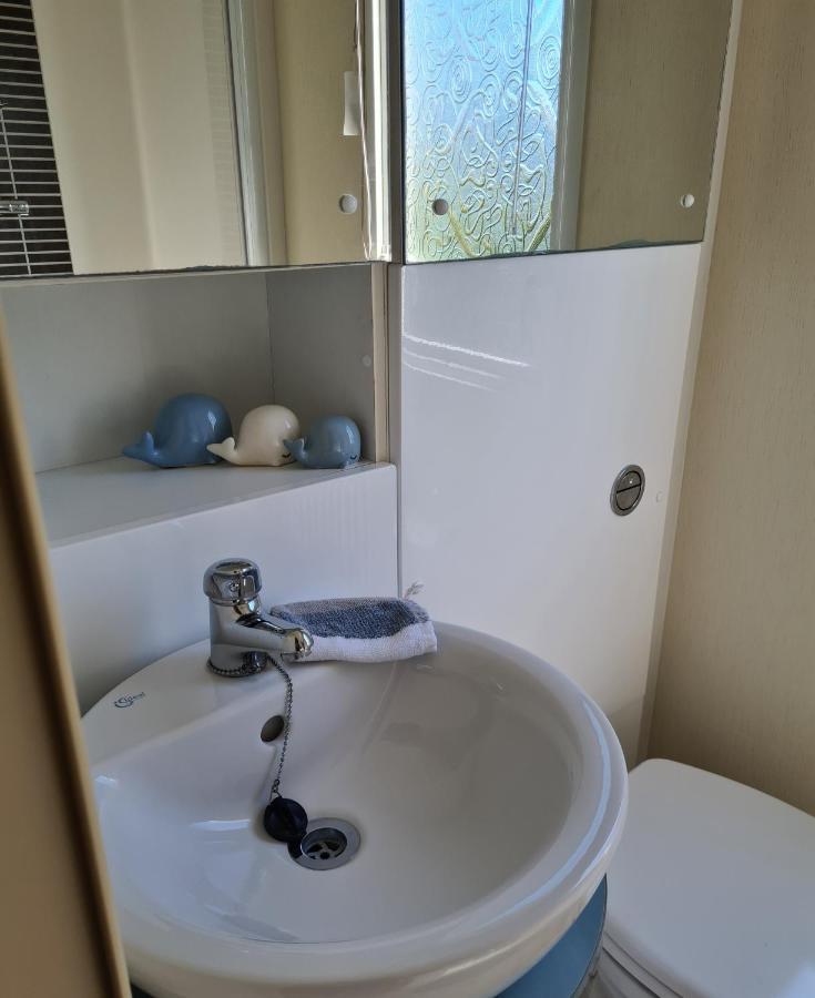 Beautiful 2 Bedroom Caravan, Holiday Park Tenby Saint Florence Kültér fotó