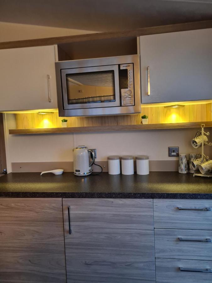 Beautiful 2 Bedroom Caravan, Holiday Park Tenby Saint Florence Kültér fotó