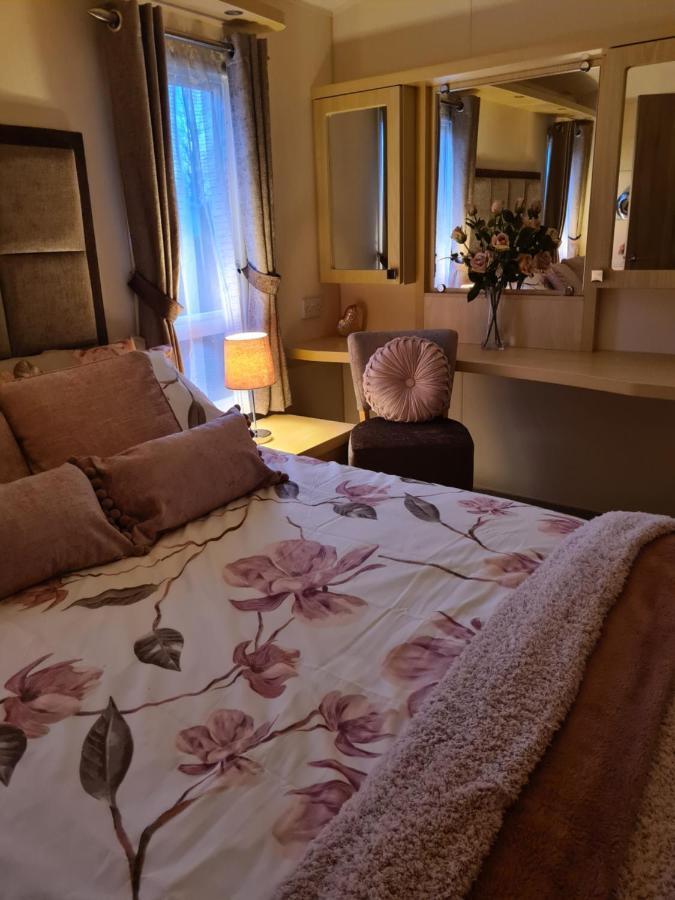 Beautiful 2 Bedroom Caravan, Holiday Park Tenby Saint Florence Kültér fotó