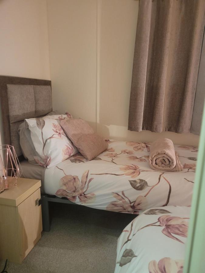 Beautiful 2 Bedroom Caravan, Holiday Park Tenby Saint Florence Kültér fotó