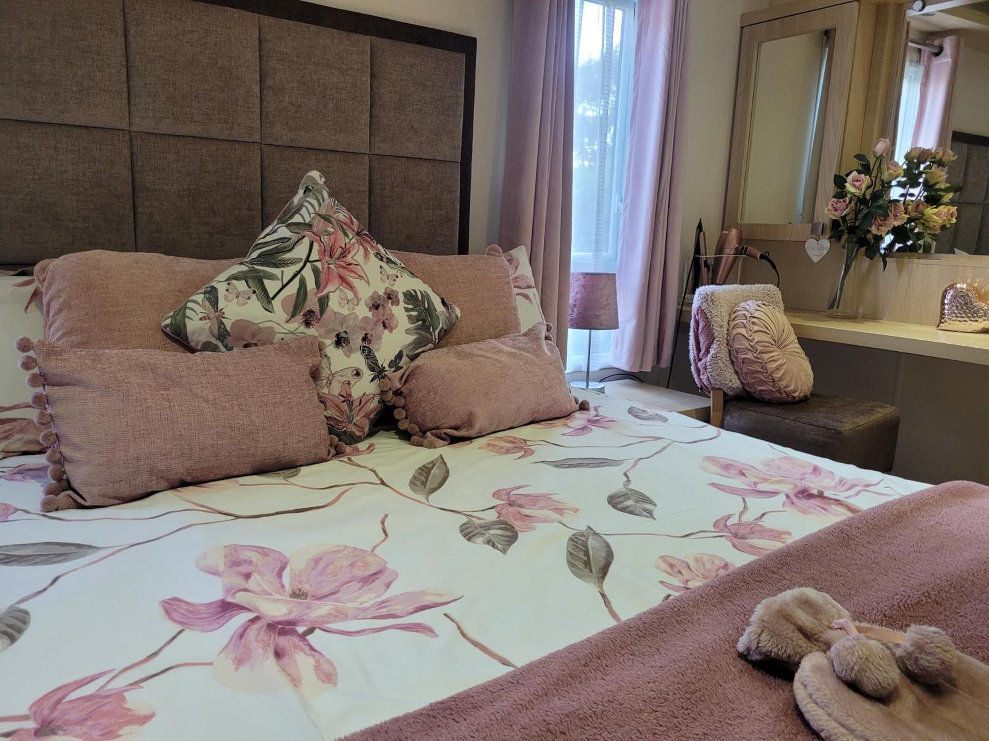 Beautiful 2 Bedroom Caravan, Holiday Park Tenby Saint Florence Kültér fotó